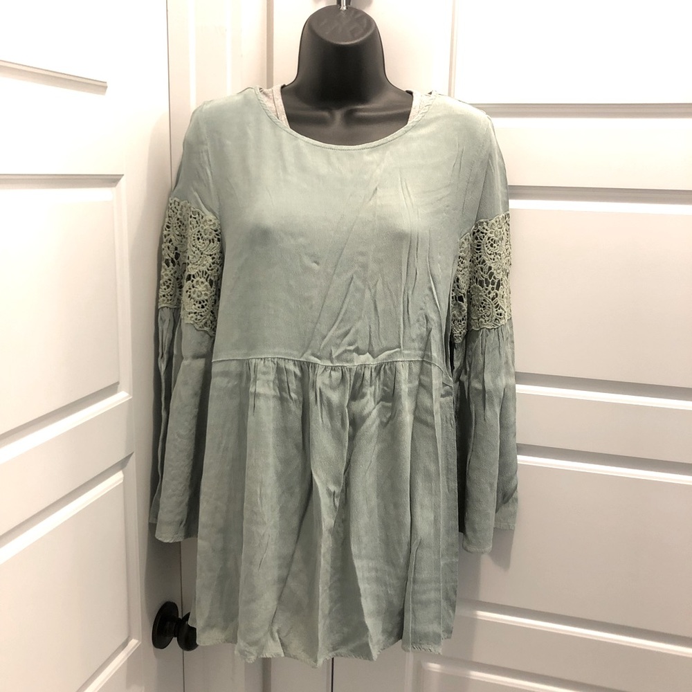 💖 Beautiful sage green top by EASEL! Babydoll style with crochet sleeve detail
